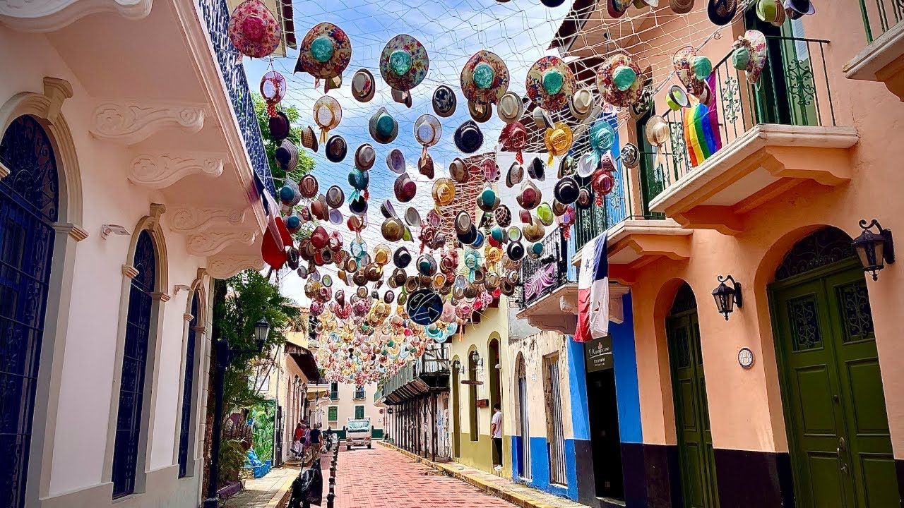 Una calle estrecha con faroles colgando del techo.