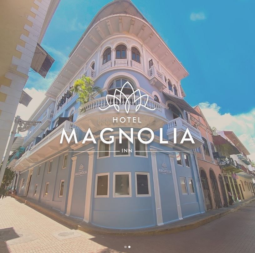El hotel Magnolia está situado en la esquina de una calle.