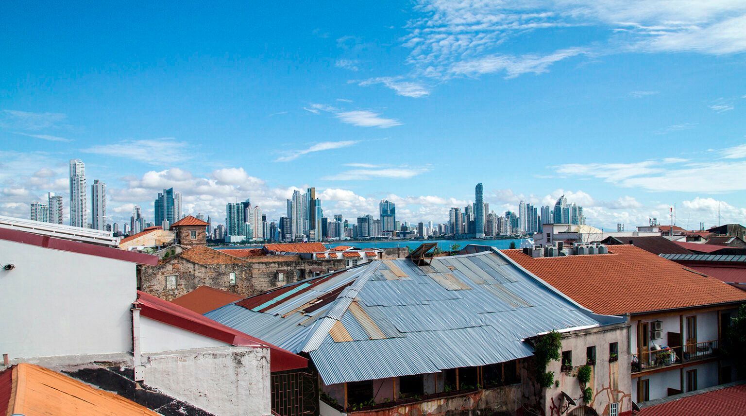 Una vista del horizonte de la ciudad desde el tejado de un edificio.