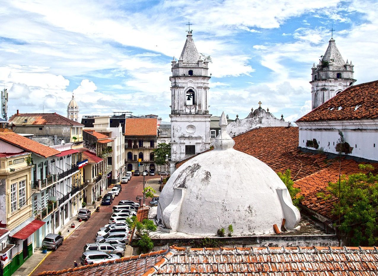 Una vista aérea de una ciudad con una gran cúpula en el medio.
