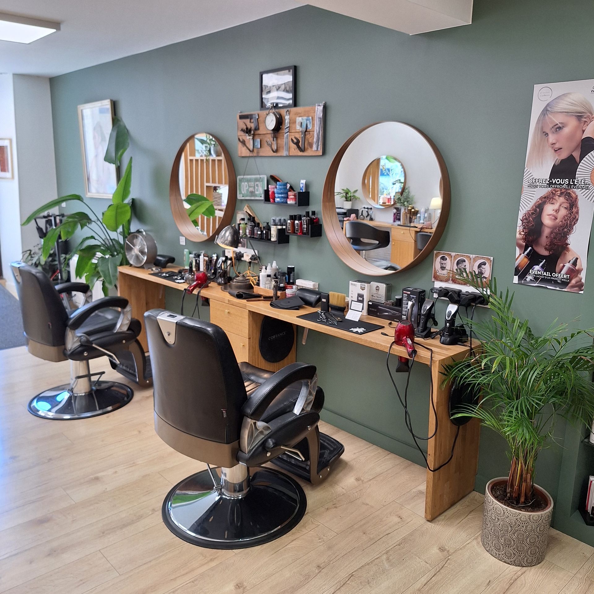 Intérieur d'un salon de coiffure avec deux fauteuils de coiffure
