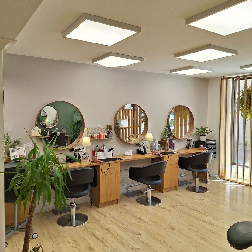 Intérieur moderne d'un salon de coiffure avec postes de coiffage