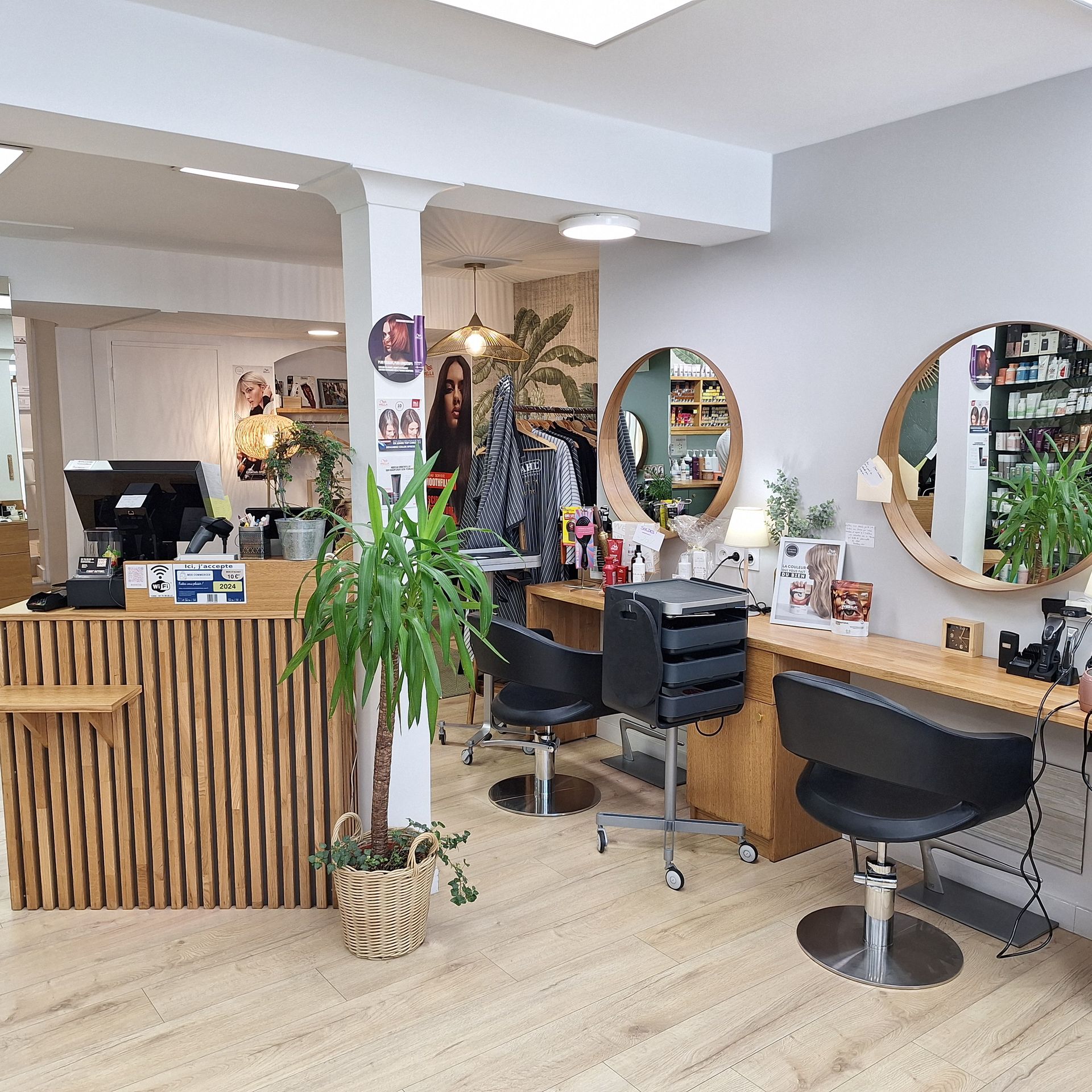 Intérieur moderne d'un salon de coiffure avec un comptoir d'accueil en bois