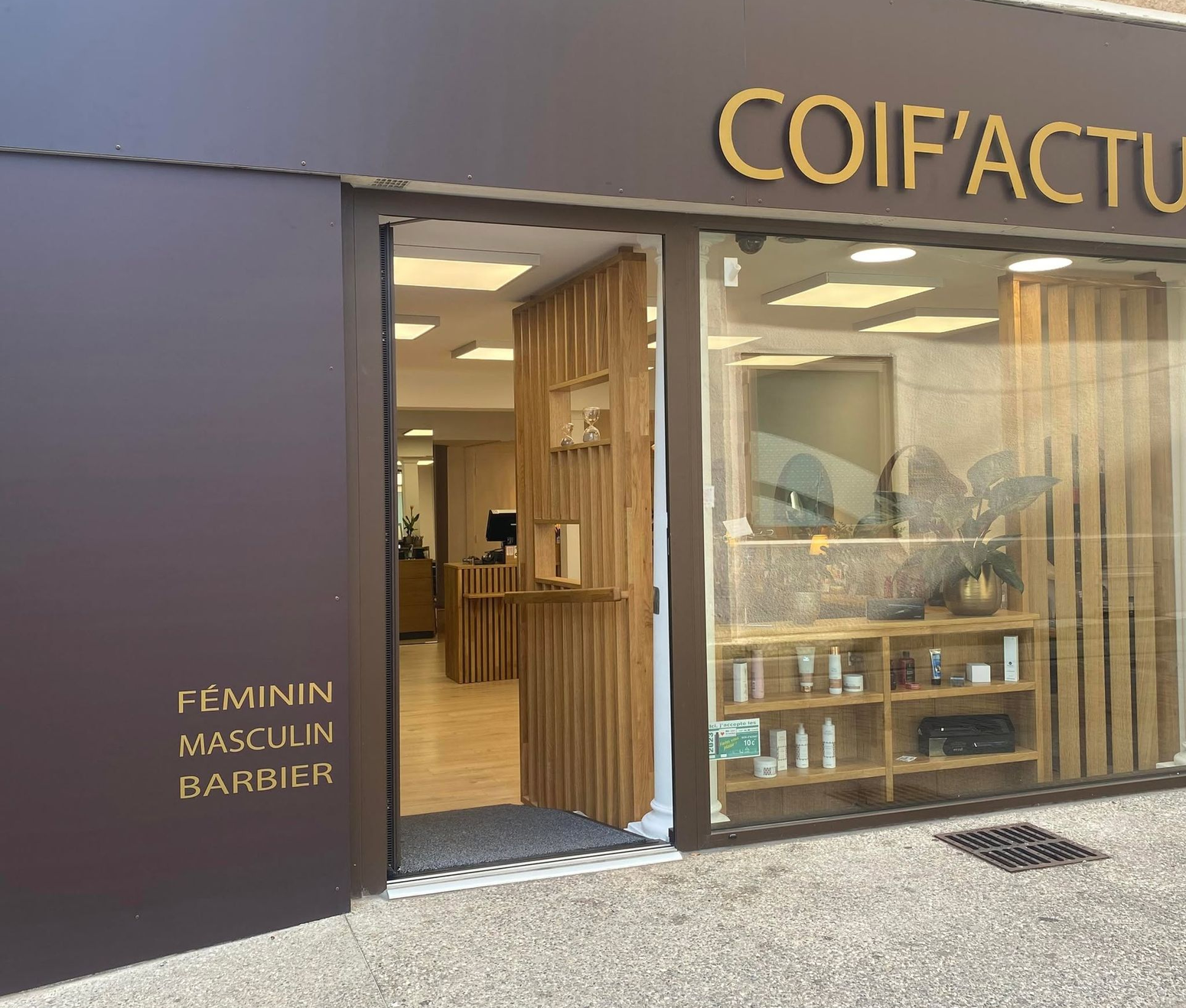 La devanture du salon de coiffure