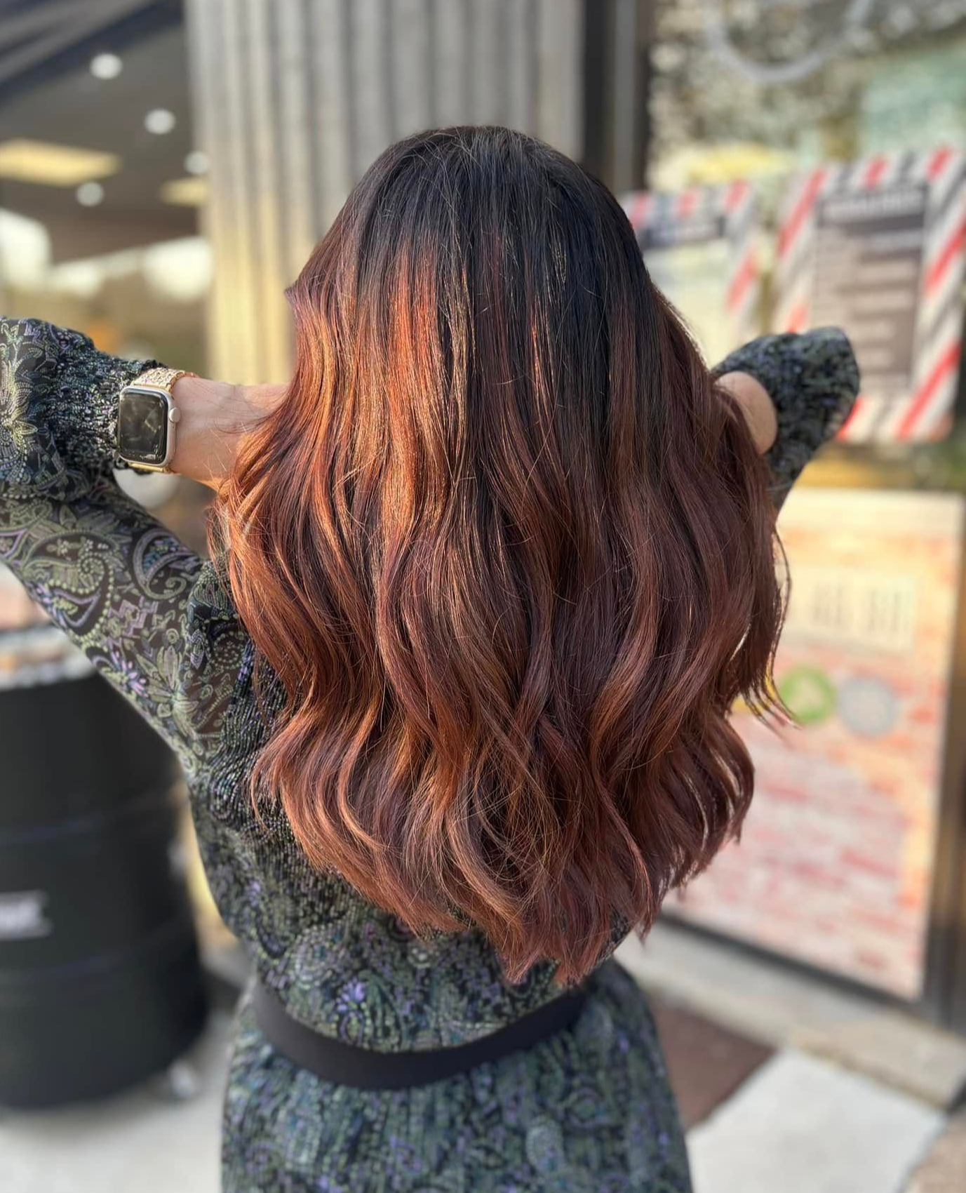 Personne aux longs cheveux bruns ondulés