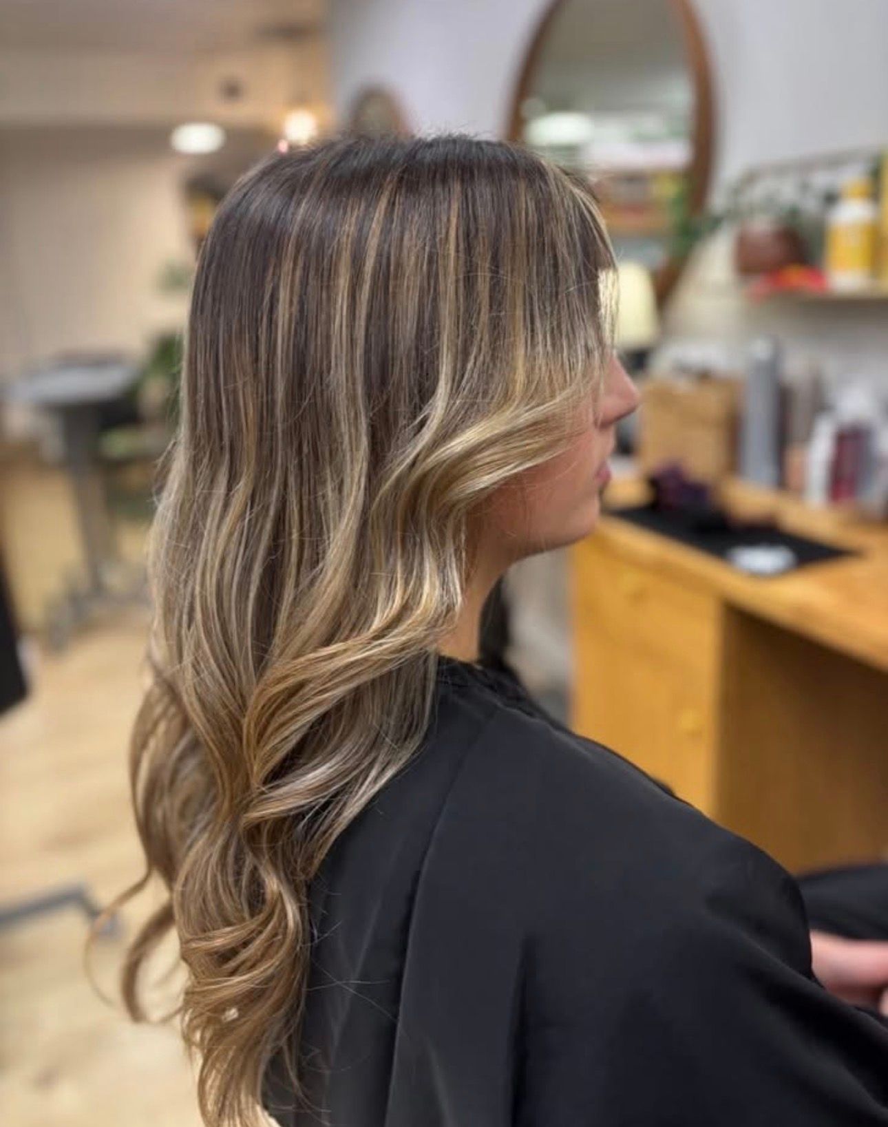 Longues mèches blondes ondulées sur cheveux bruns