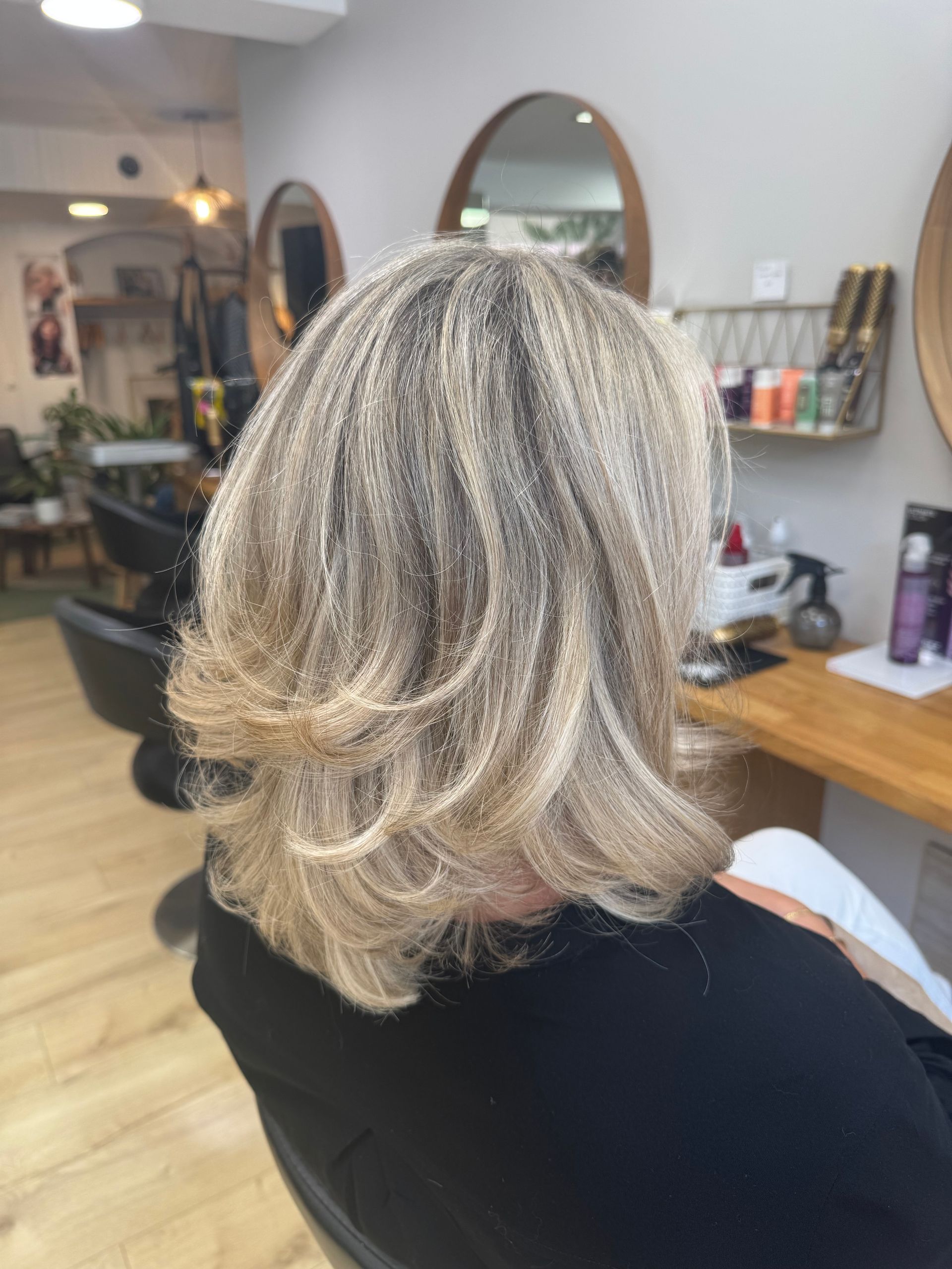 Coupe au carré blonde bouclée et dégradée