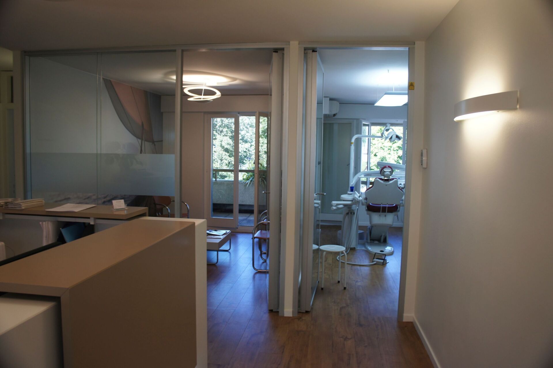 Cabinet dentaire - Dr Rafik Damardji - Nyon - Salle d'attente - salle de soins