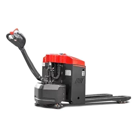 Tres tipos diferentes de carretillas elevadoras están sentadas una al lado de la otra sobre un fondo blanco.