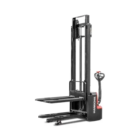 Tres tipos diferentes de carretillas elevadoras están sentadas una al lado de la otra sobre un fondo blanco.