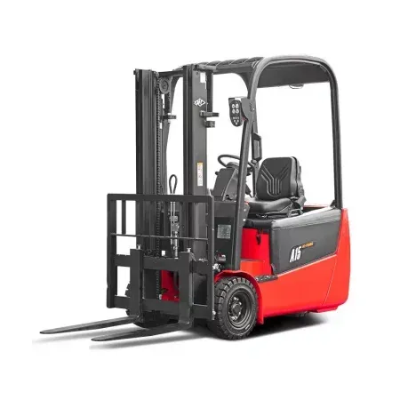 Una carretilla elevadora roja y gris sobre un fondo blanco.