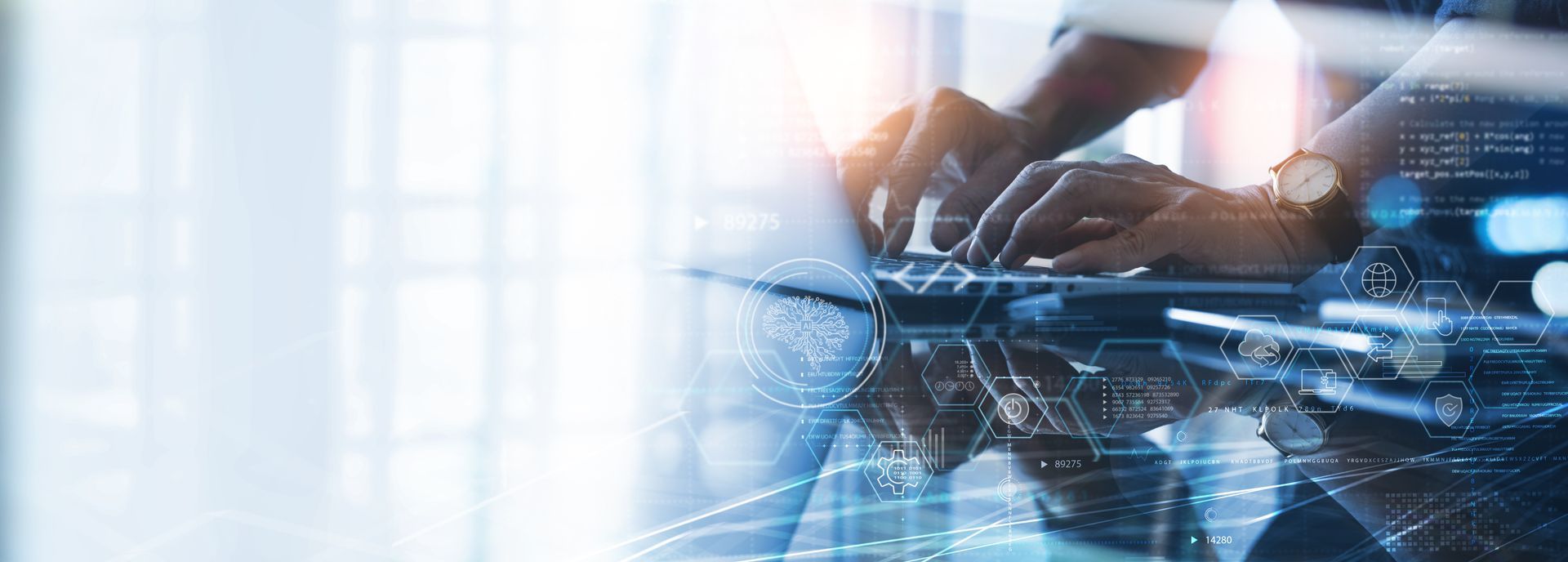 Eine Person tippt auf einem Laptop.