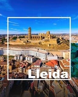 Una vista aérea de una ciudad con un castillo al fondo.