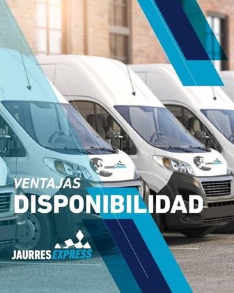 Una fila de furgonetas blancas están aparcadas una al lado de la otra