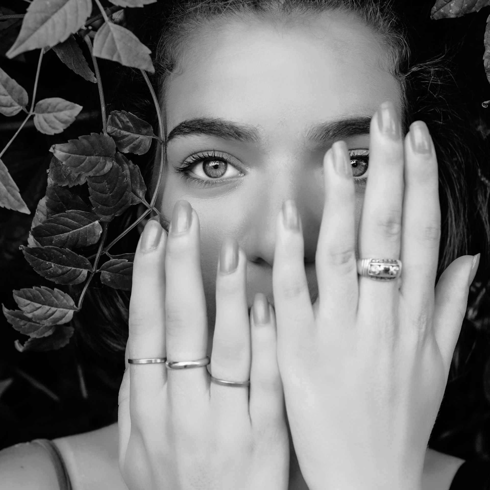 Eine Nahaufnahme der Nägel einer Frau mit Ringen daran