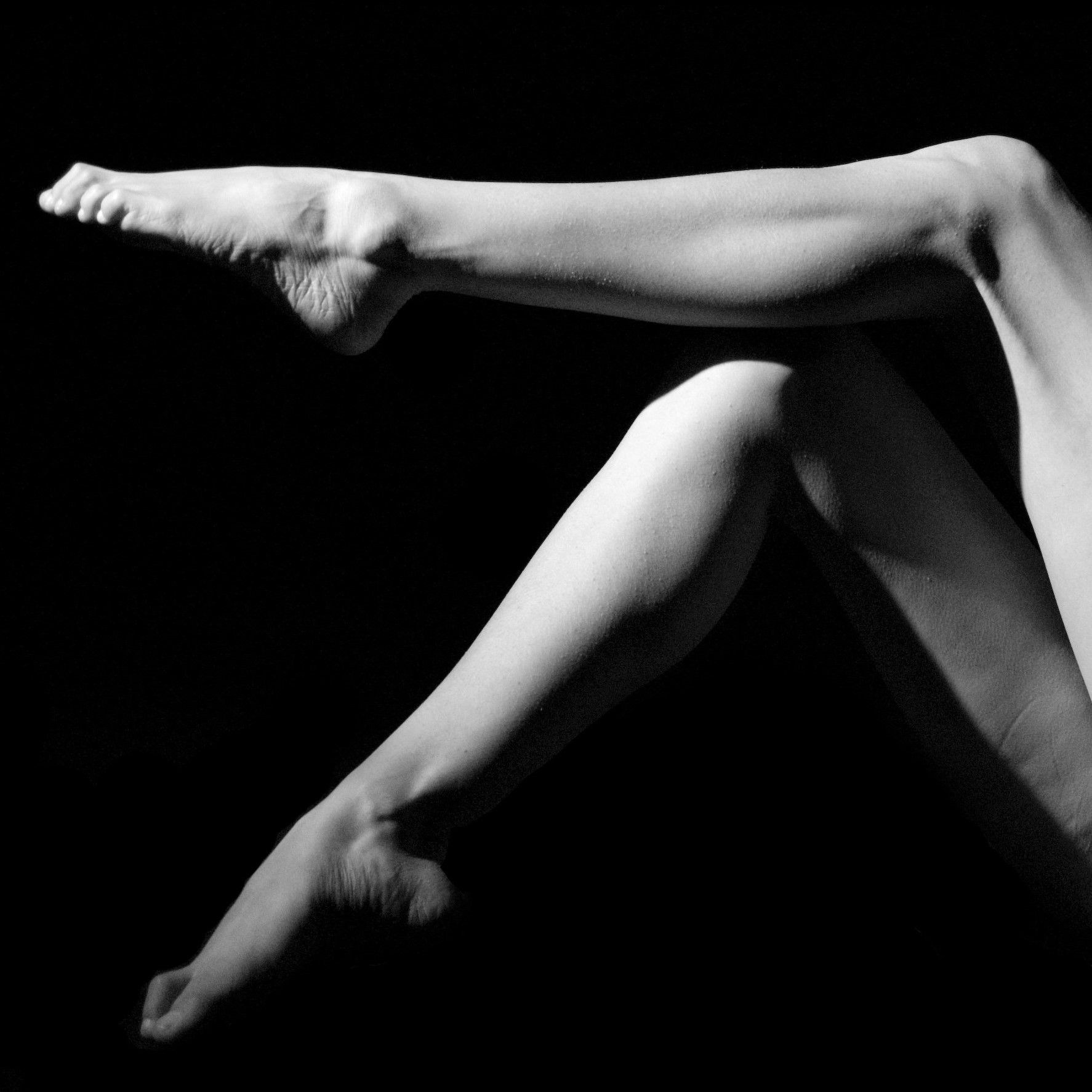 Das Bein einer Frau mit Wachs darauf