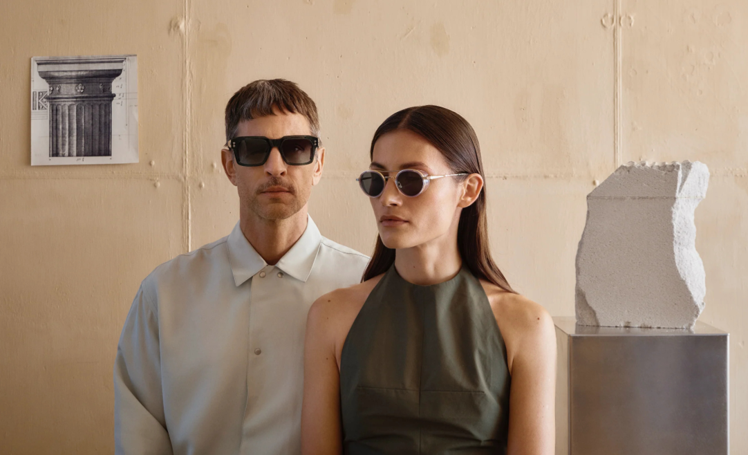 Akoni Mann und Frau mit Sonnebrille der Marke Akoni eyewear