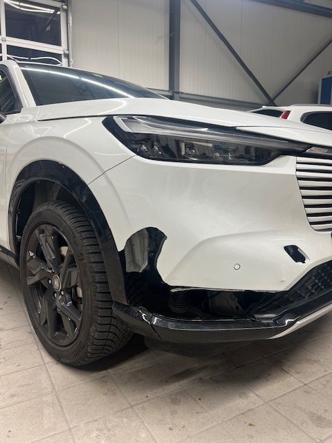 Ein weißer Honda HRV steht in einer Garage