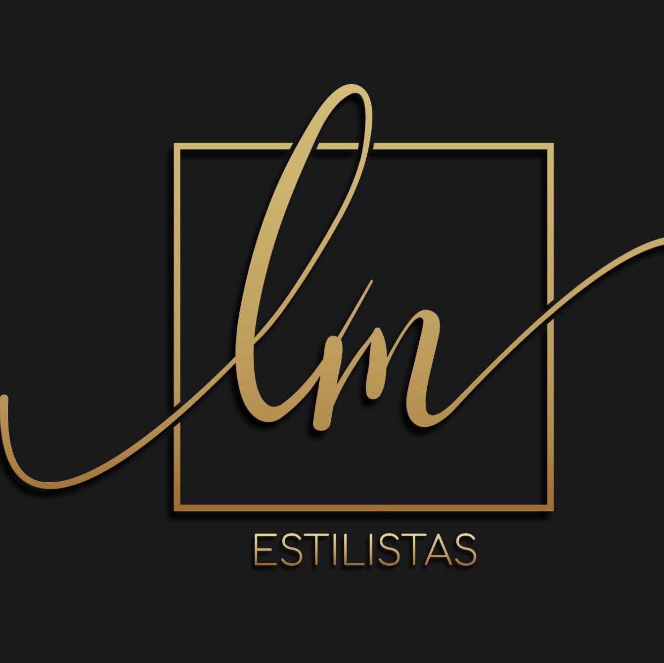 Logotipo de caligrafía "lm" dorada en un cuadrado dorado sobre fondo negro; texto "ESTILISTAS" debajo.