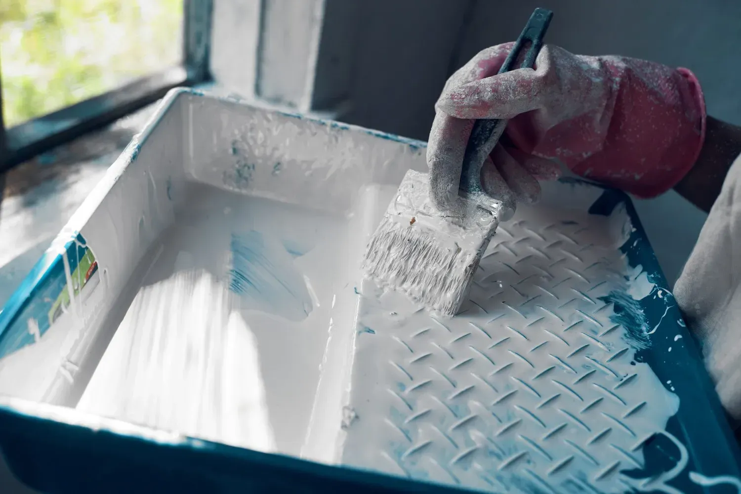 Icono de marcador de posición gris claro con un sol y montañas sobre fondo blanco