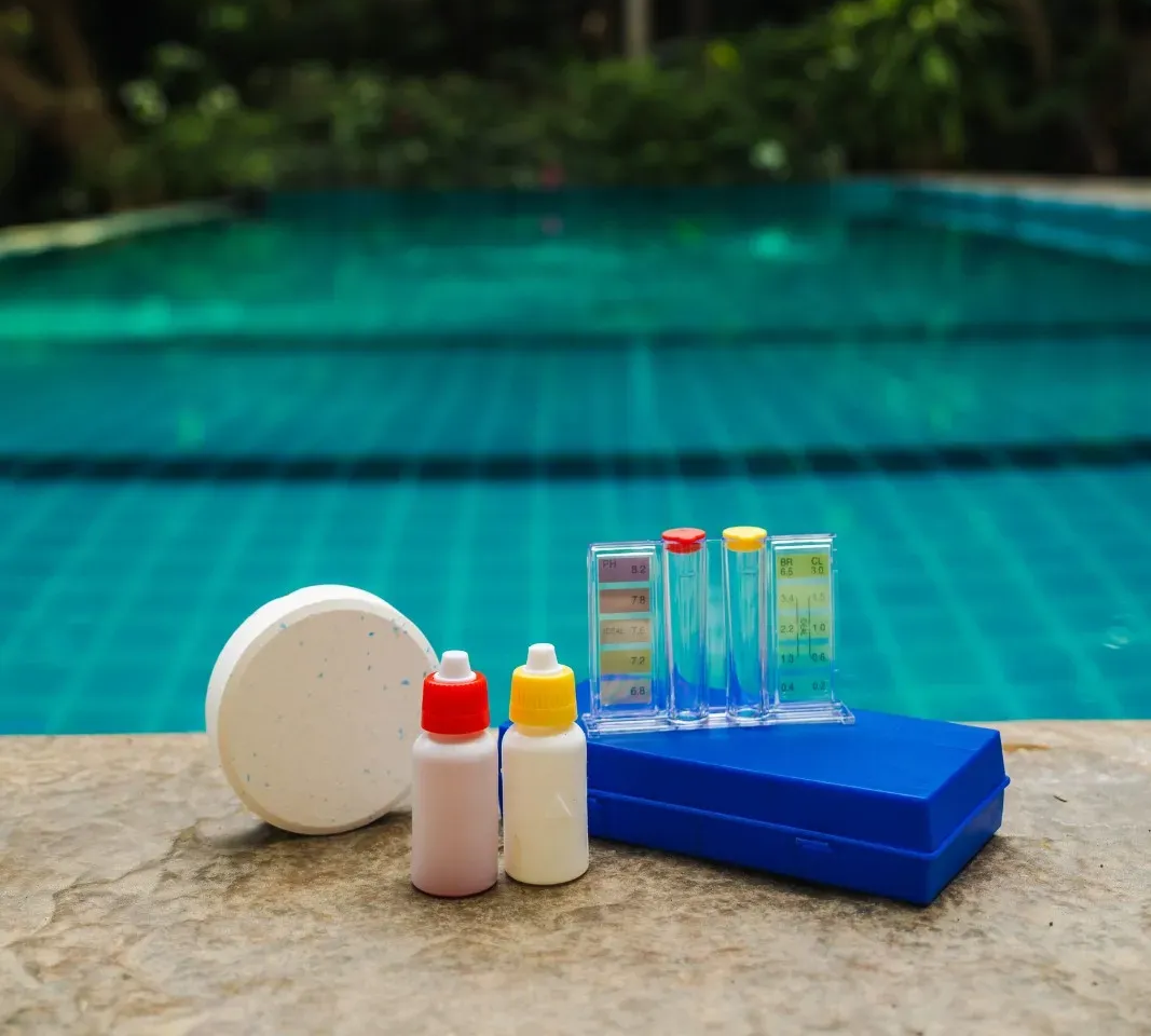 Icono de marcador de posición gris claro con un sol y montañas sobre fondo blanco