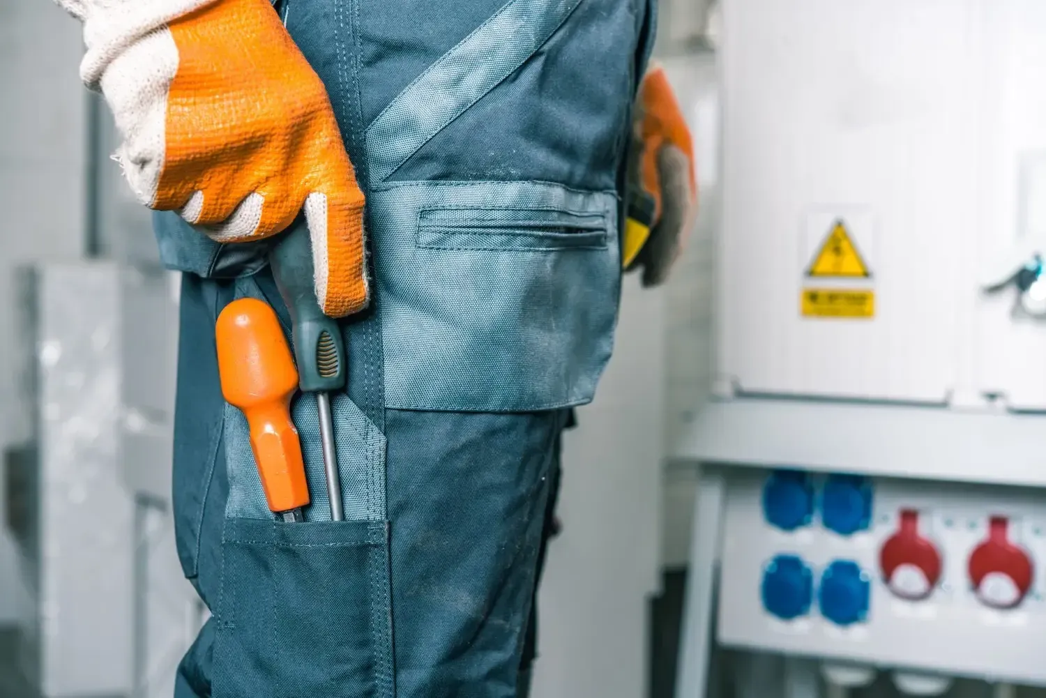 Icono de marcador de posición gris claro con un sol y montañas sobre fondo blanco