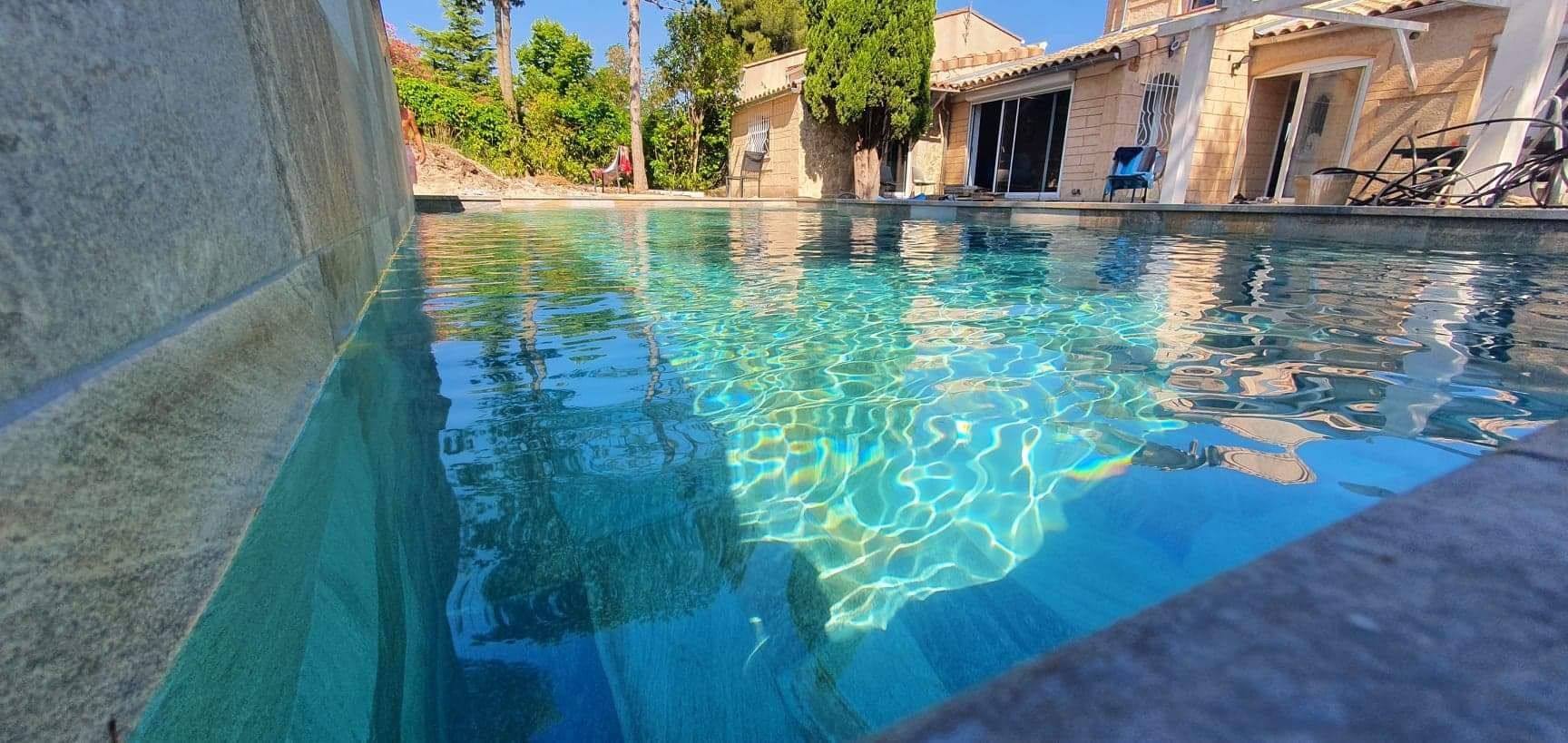 Piscine avec terrasse en bois