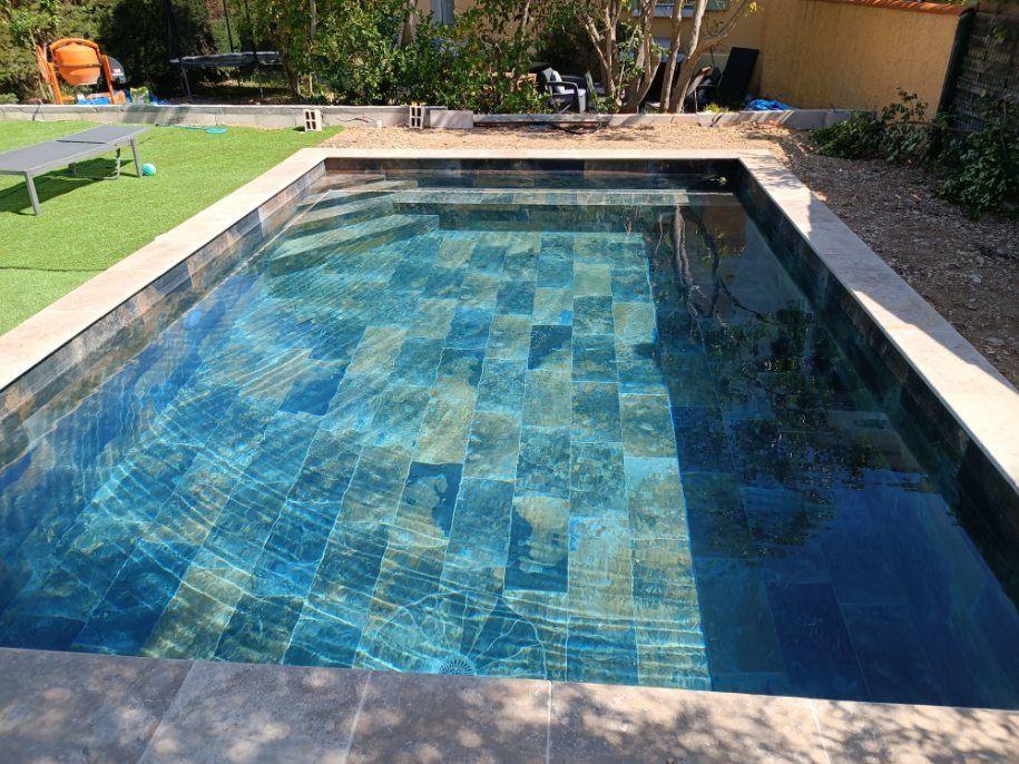 Piscine avec carrelage multicolore