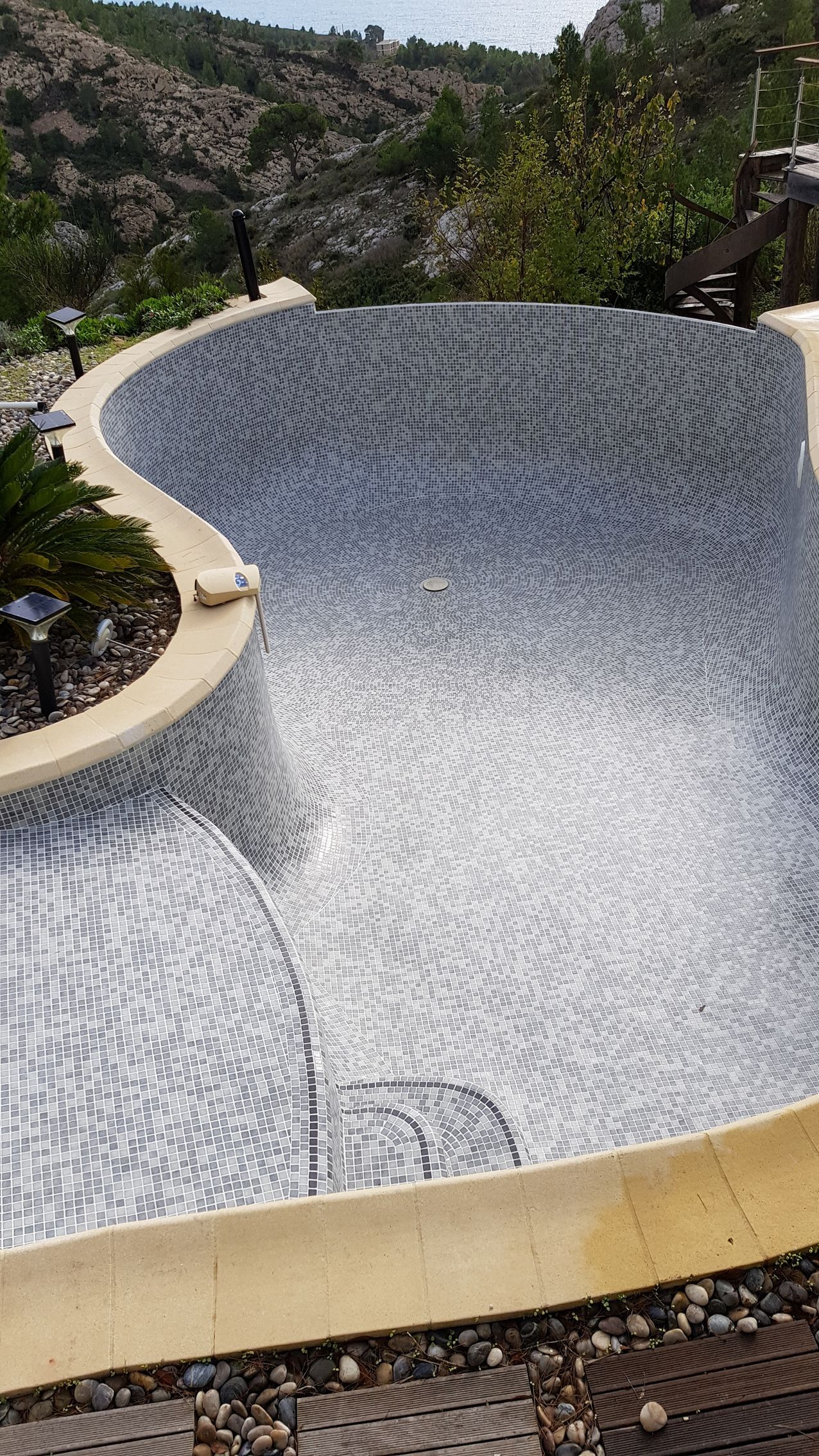 Piscine courbée vide