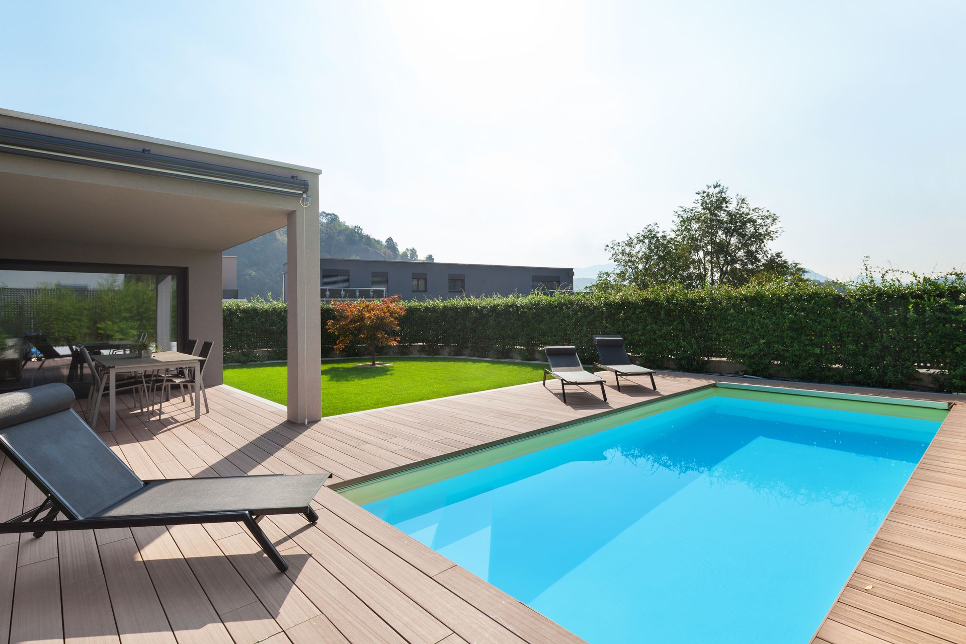 Piscine avec pool house et terrasse en bois