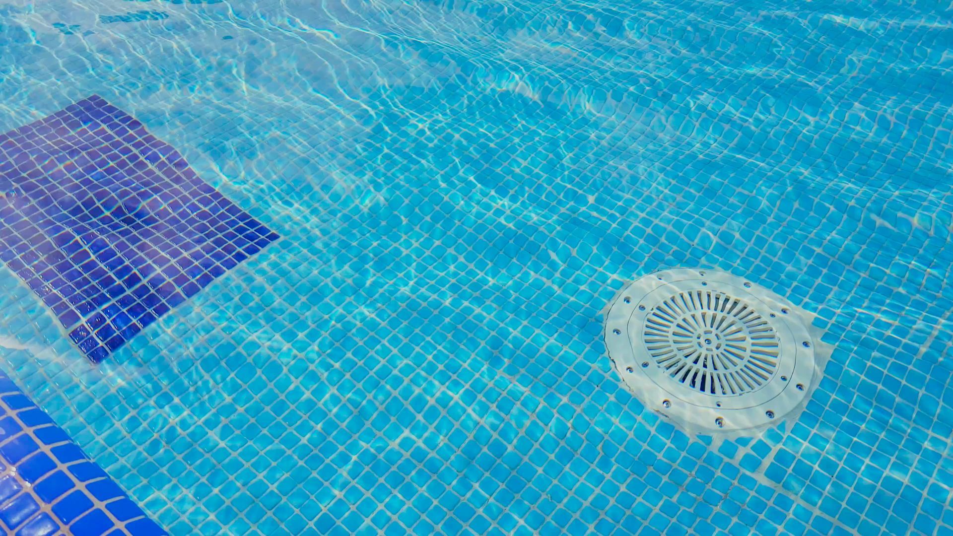 Piscine avec fond en mosaïque