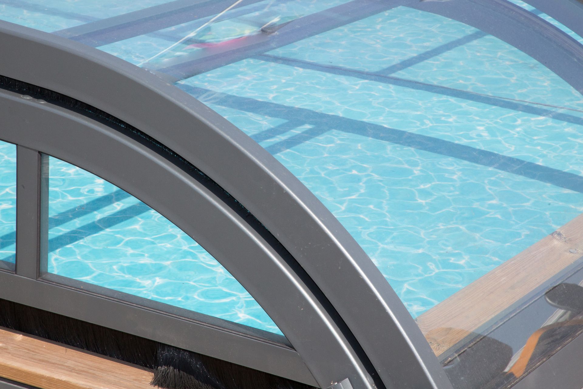 Abri de piscine bas fermé