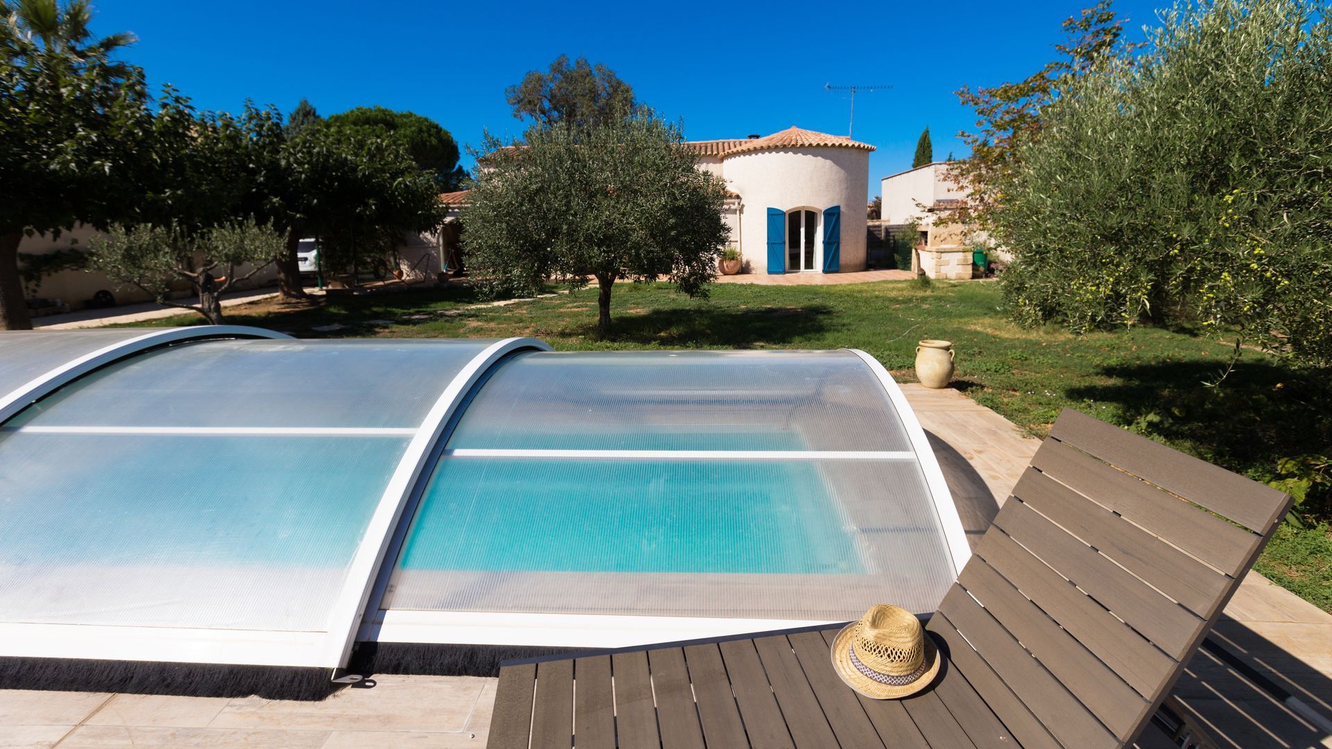 Abri de piscine bas
