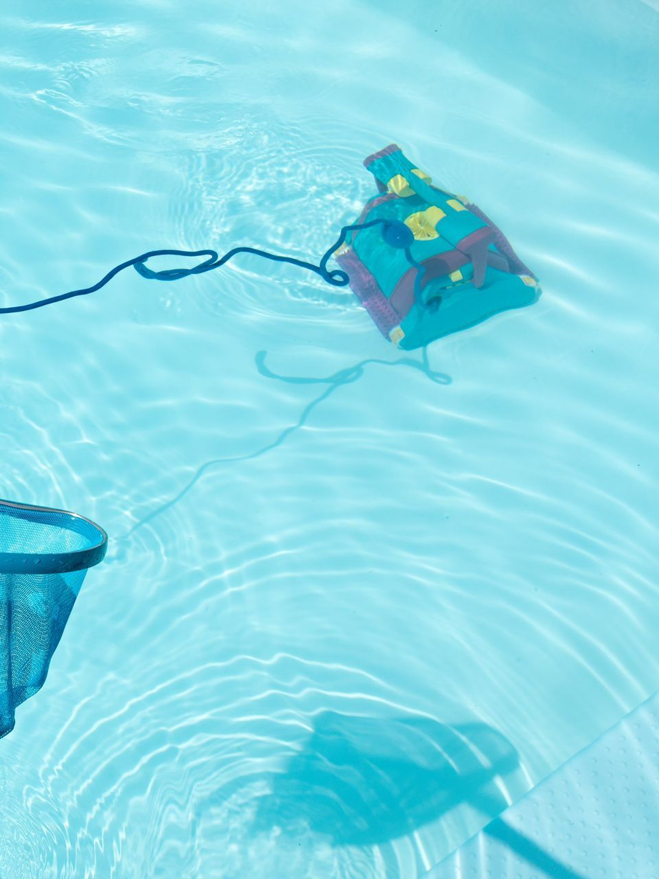 Robot de piscine et épuisette