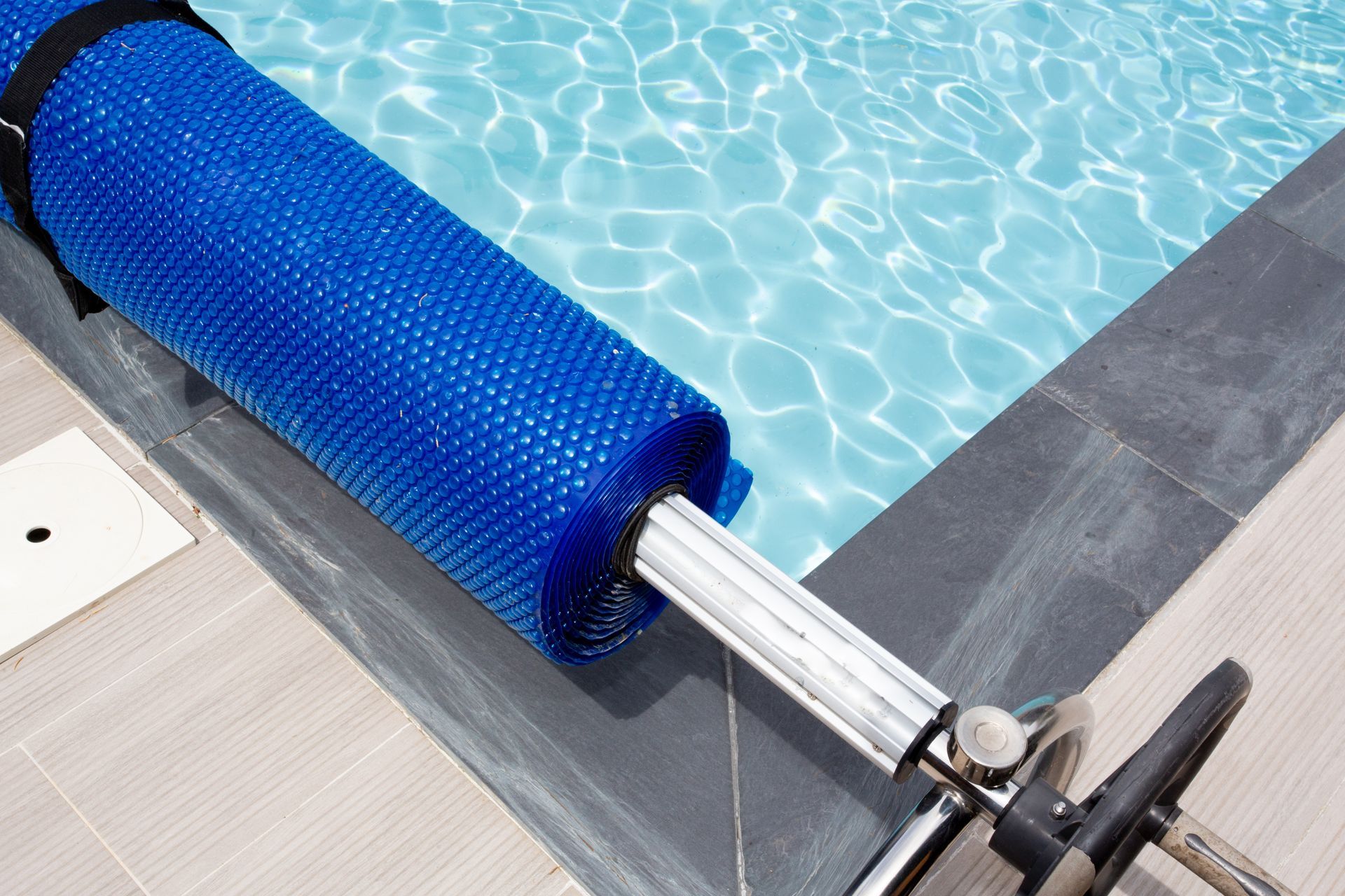 Bâche de piscine ouverte