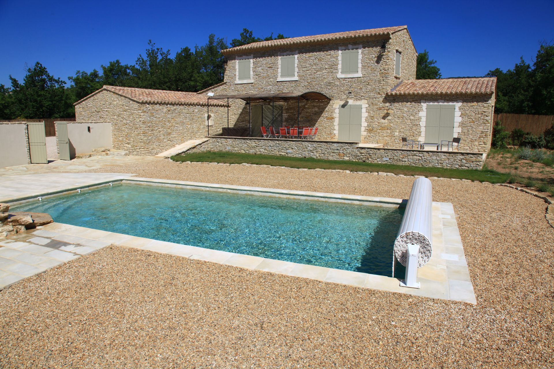 Piscine avec volet roulant