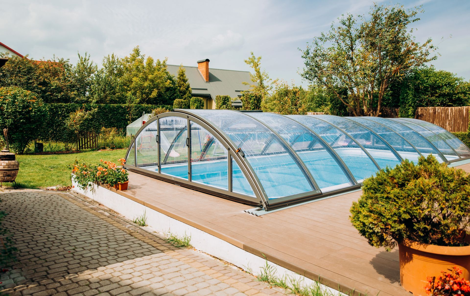 Abri de piscine et terrasse en bois