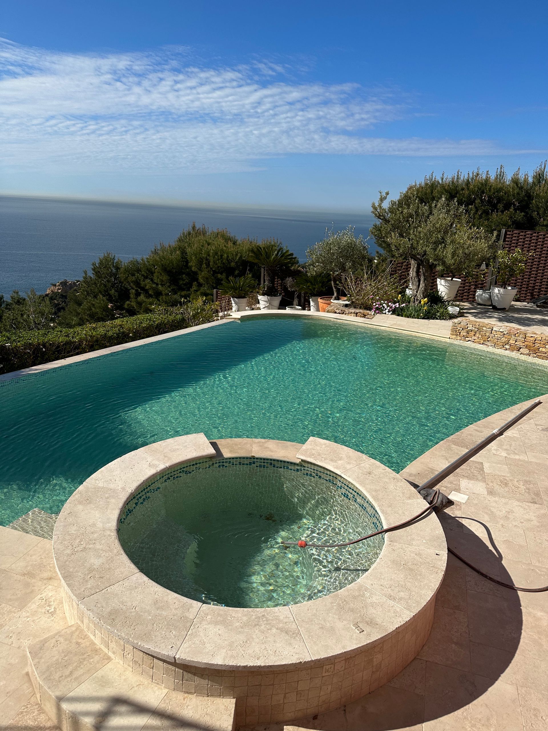 Piscine avec petit jacuzzi