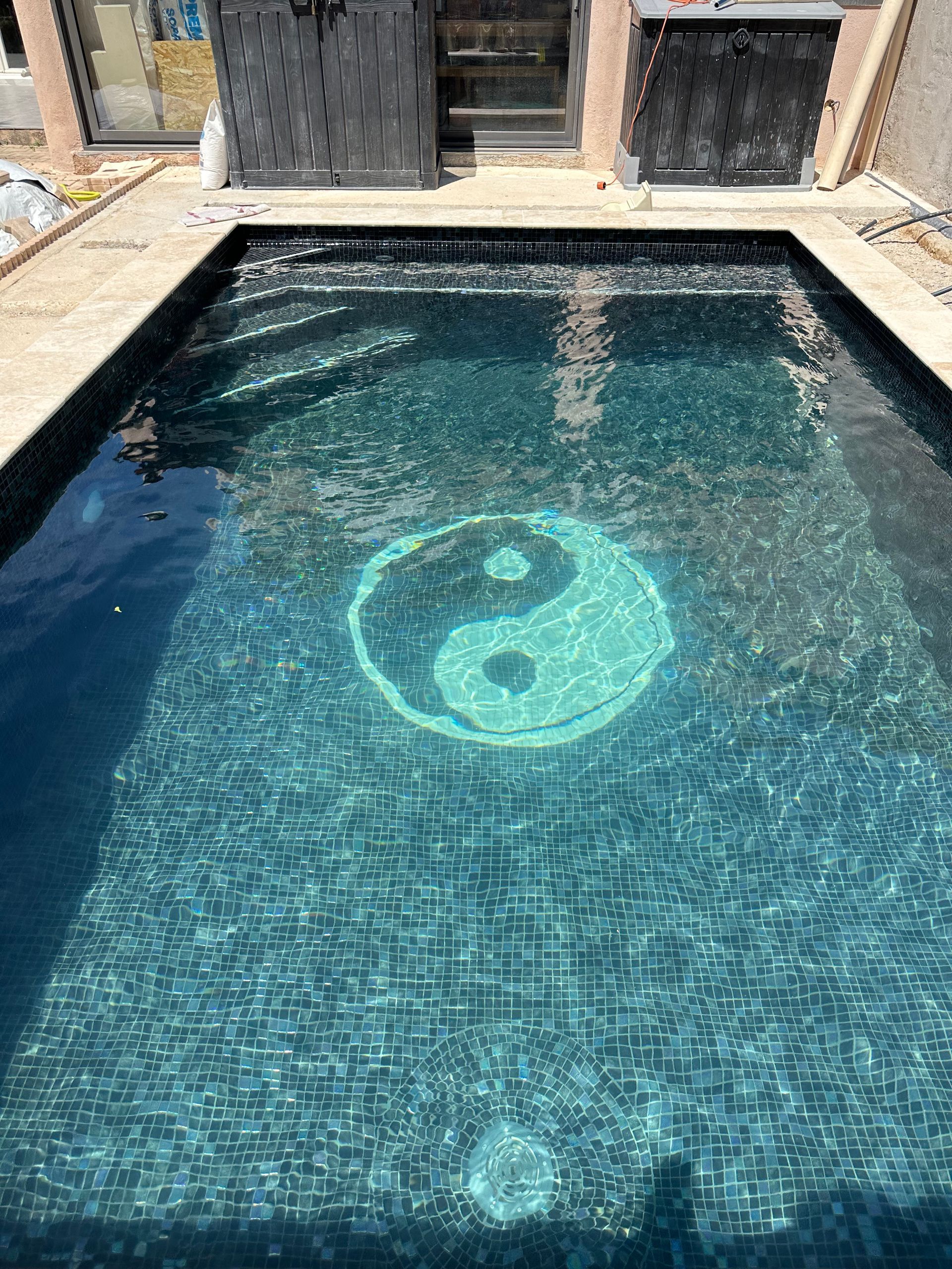 Piscine avec margelle