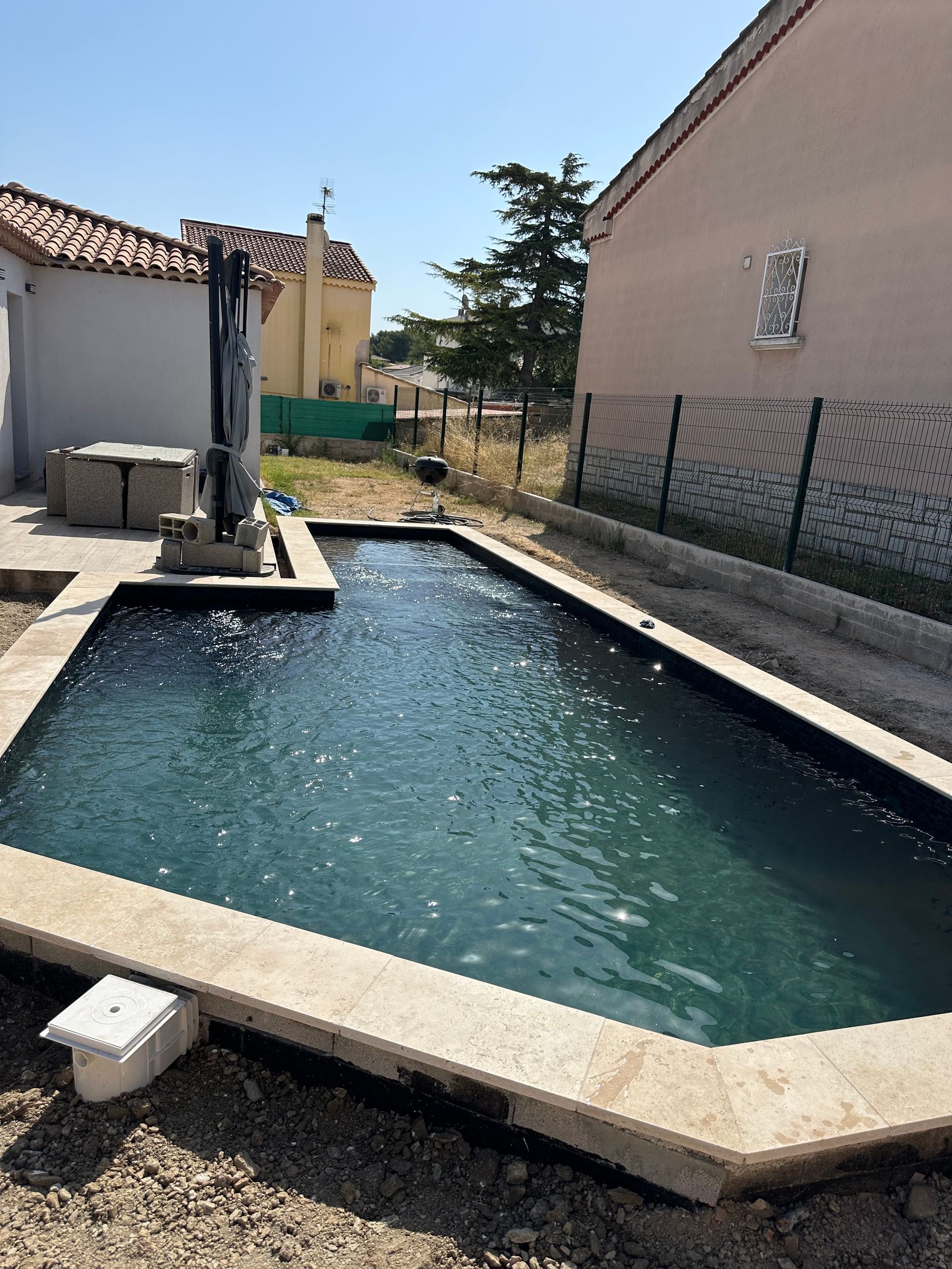 Piscine avec margelle claire