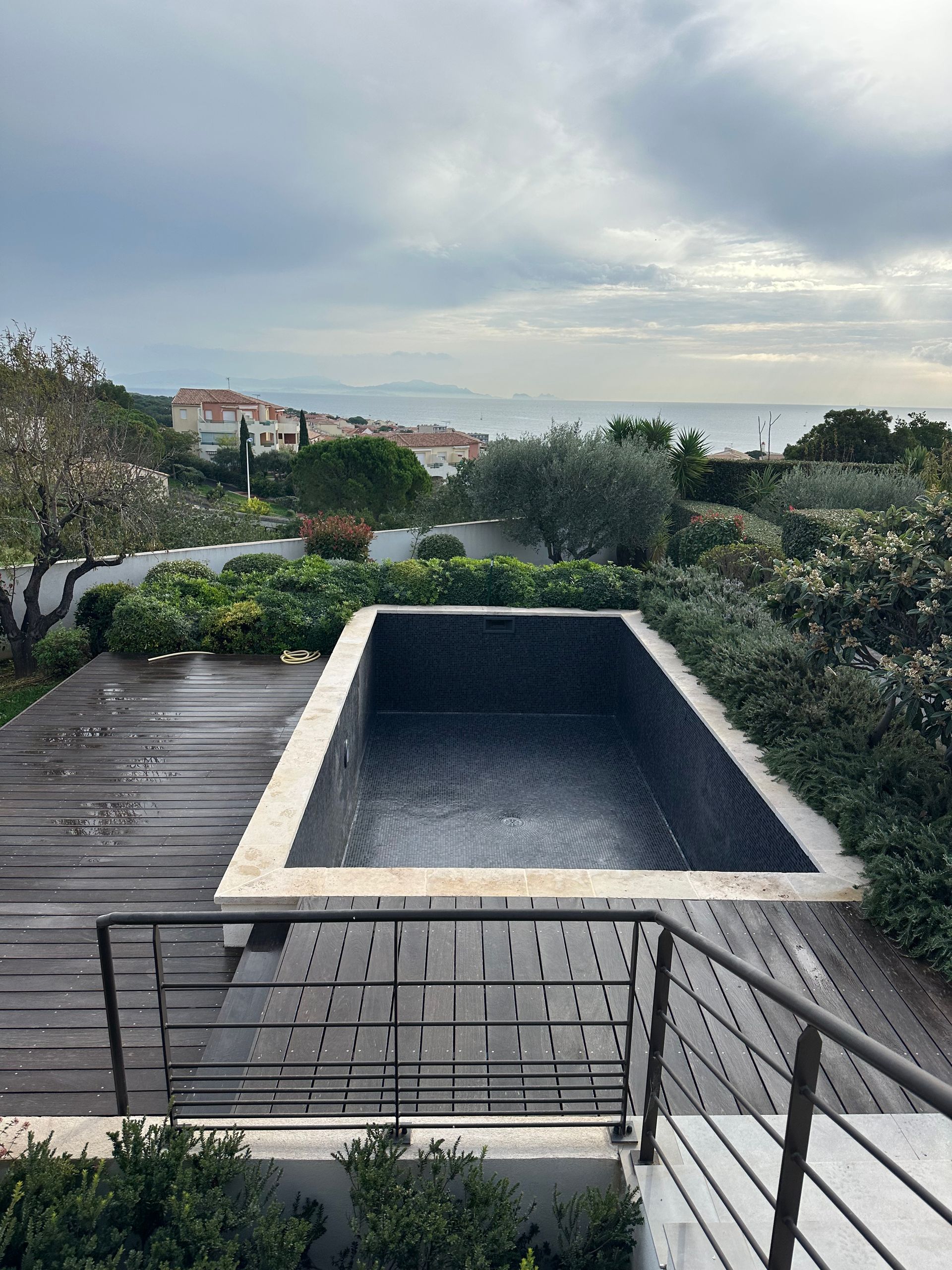 Piscine vide bordée par des végétaux