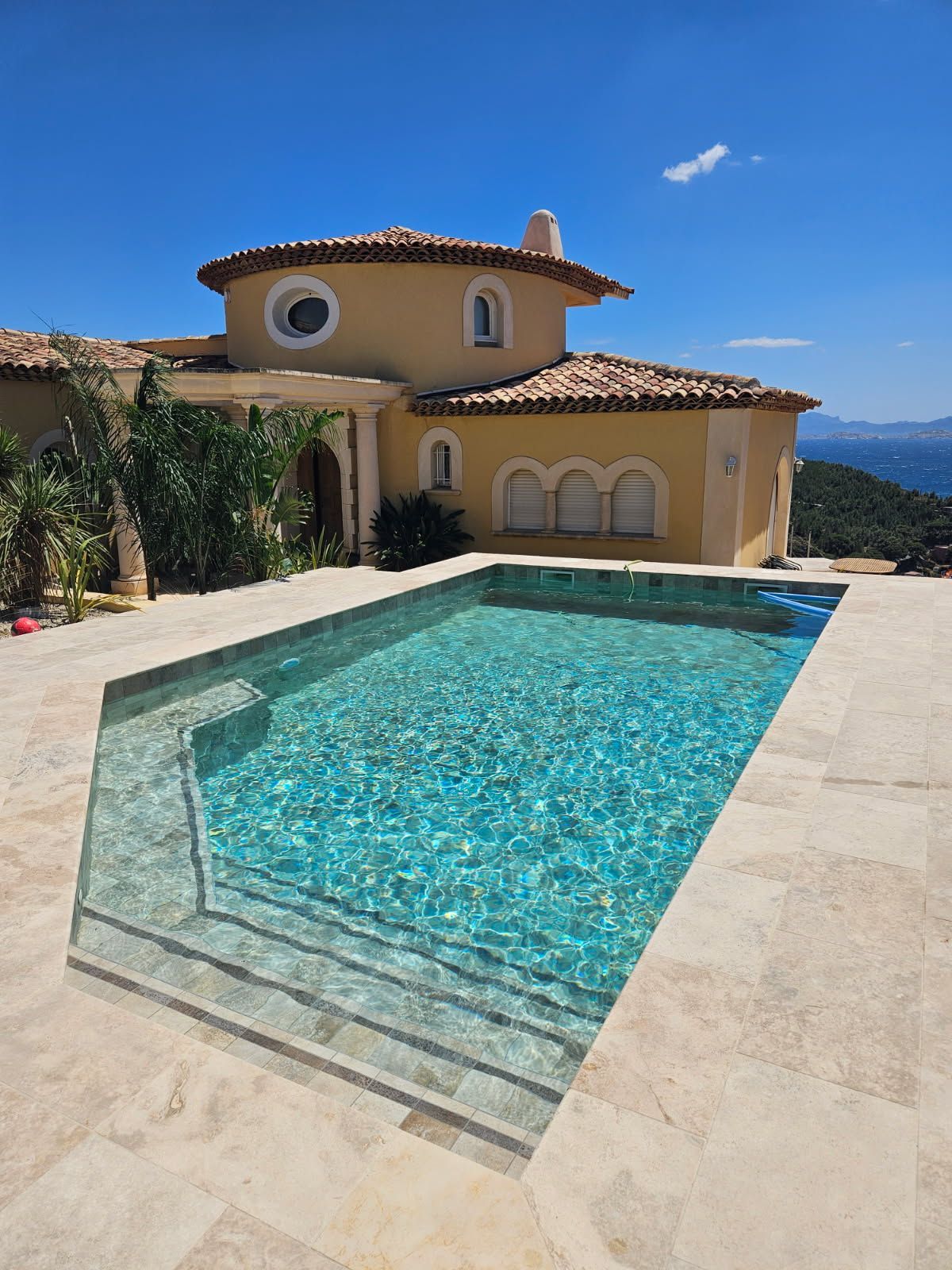 Piscine avec échelle