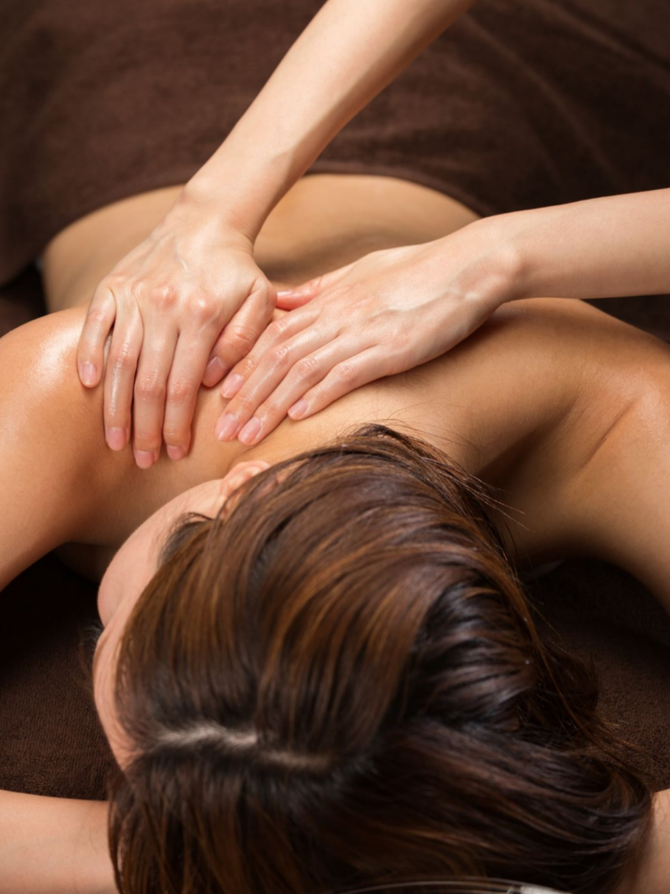 Une femme se faisant masser