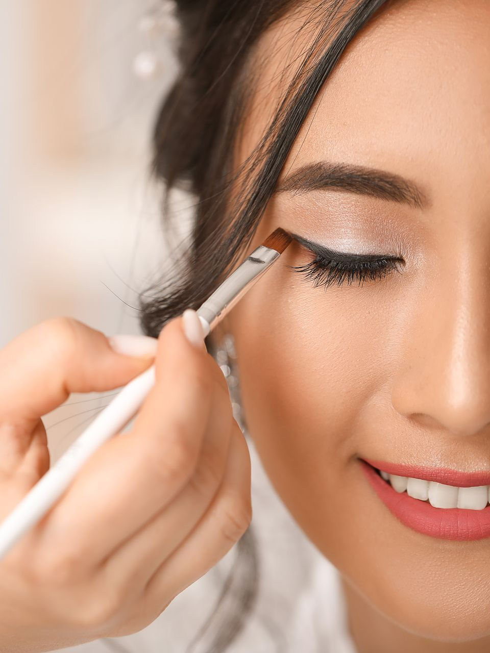 Une femme passant de l’eye-liner