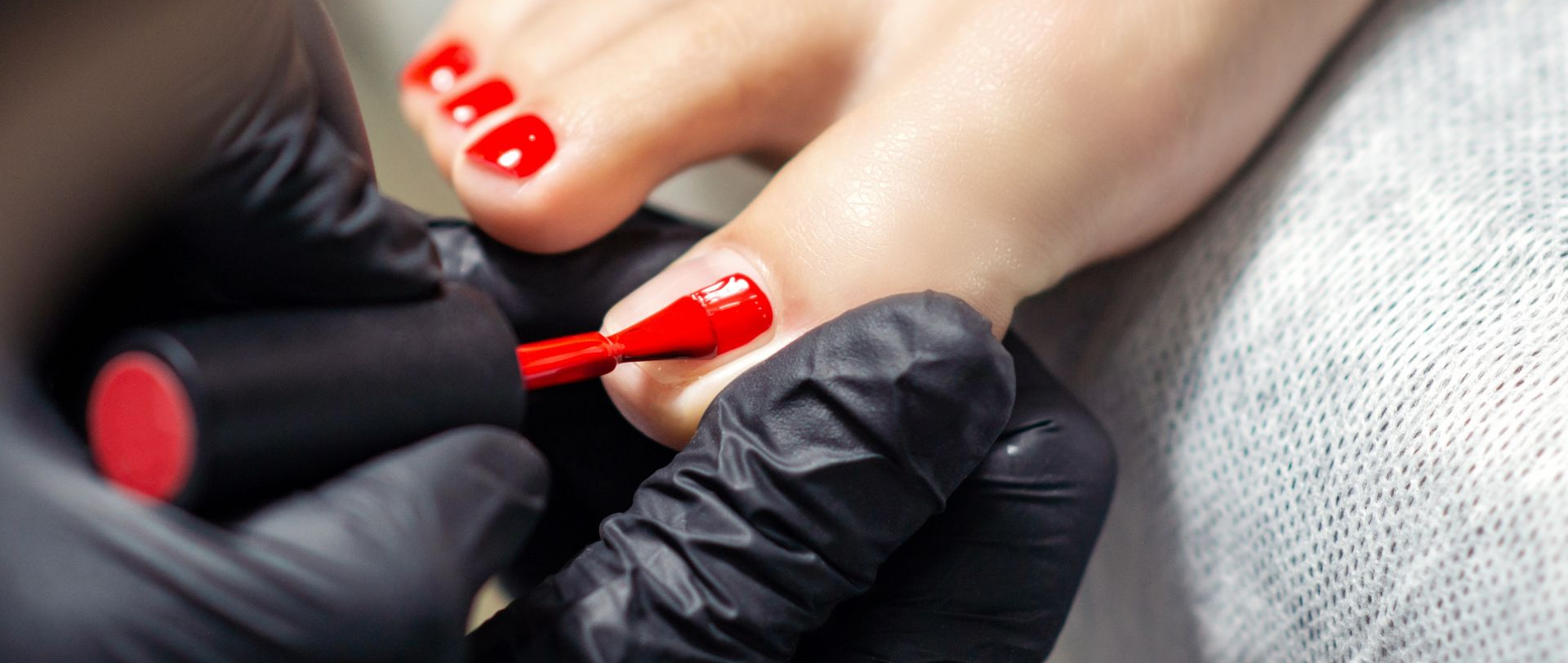 Pédicure et vernis rouge