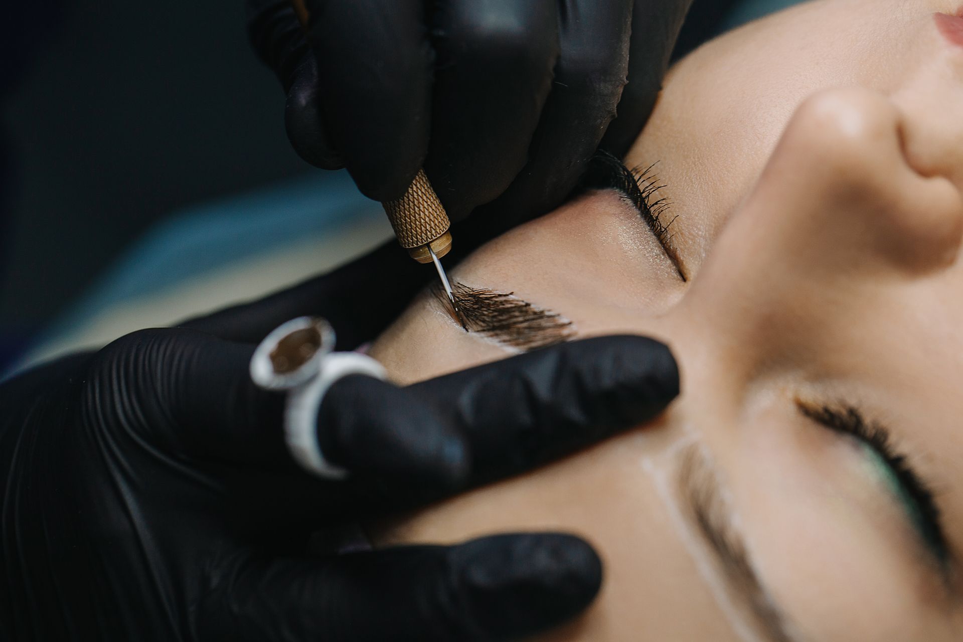Une femme faisant du microblading