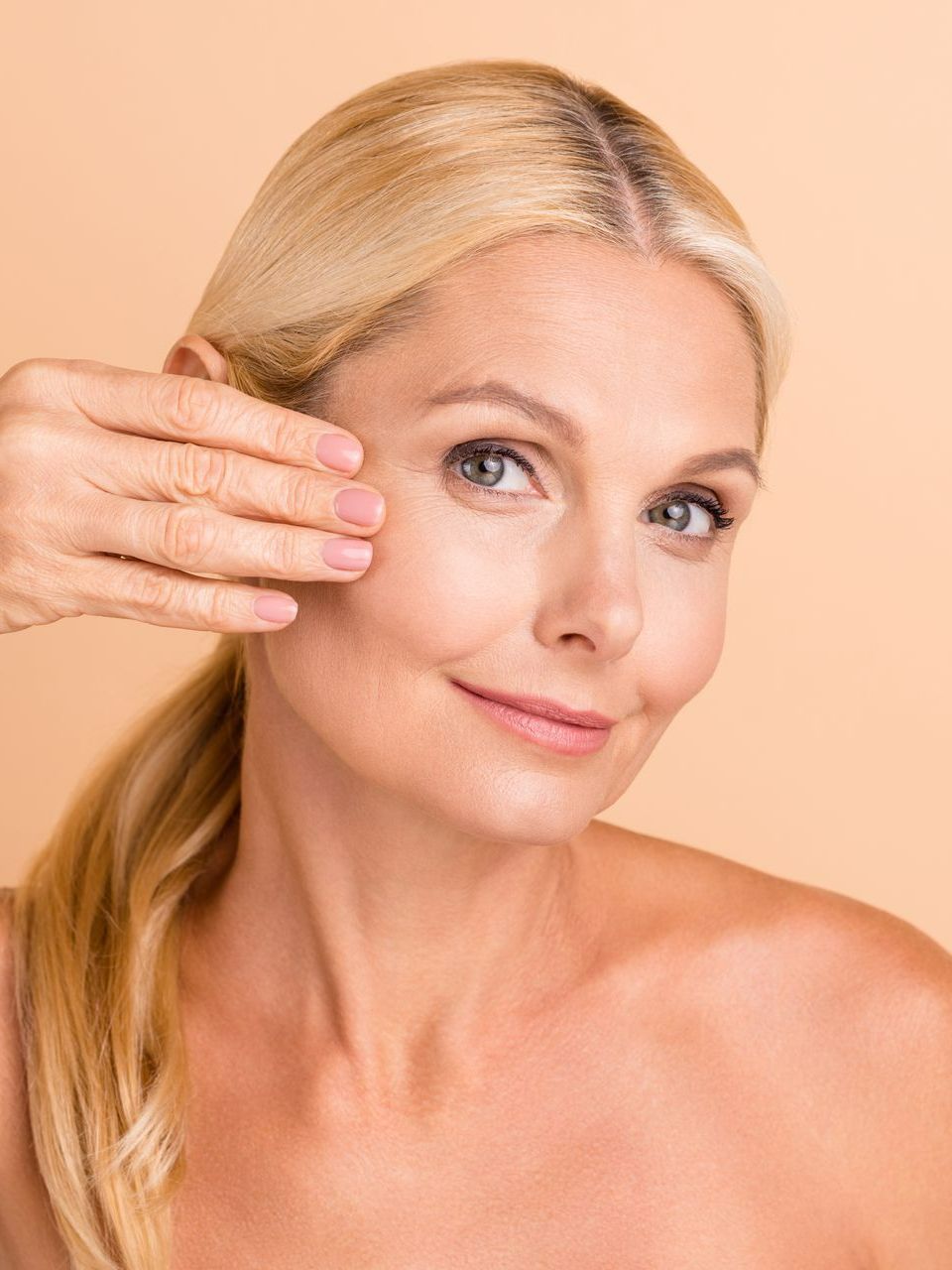 Une femme passant sa main sur son visage