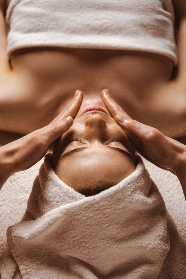 Une femme ayant un soin du visage