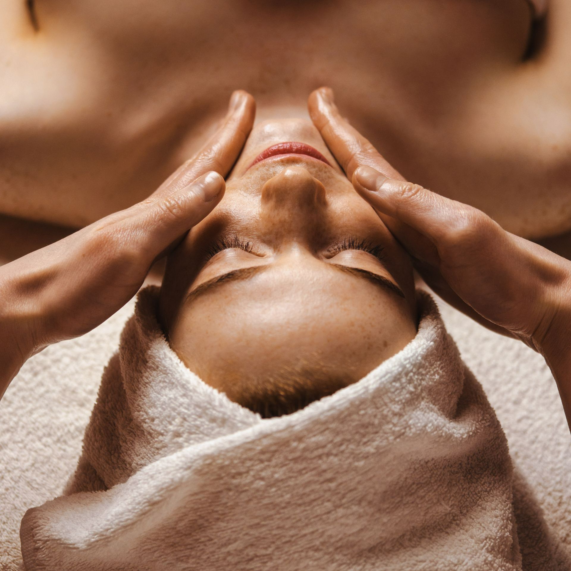 Une femme  recevant un soin du visage