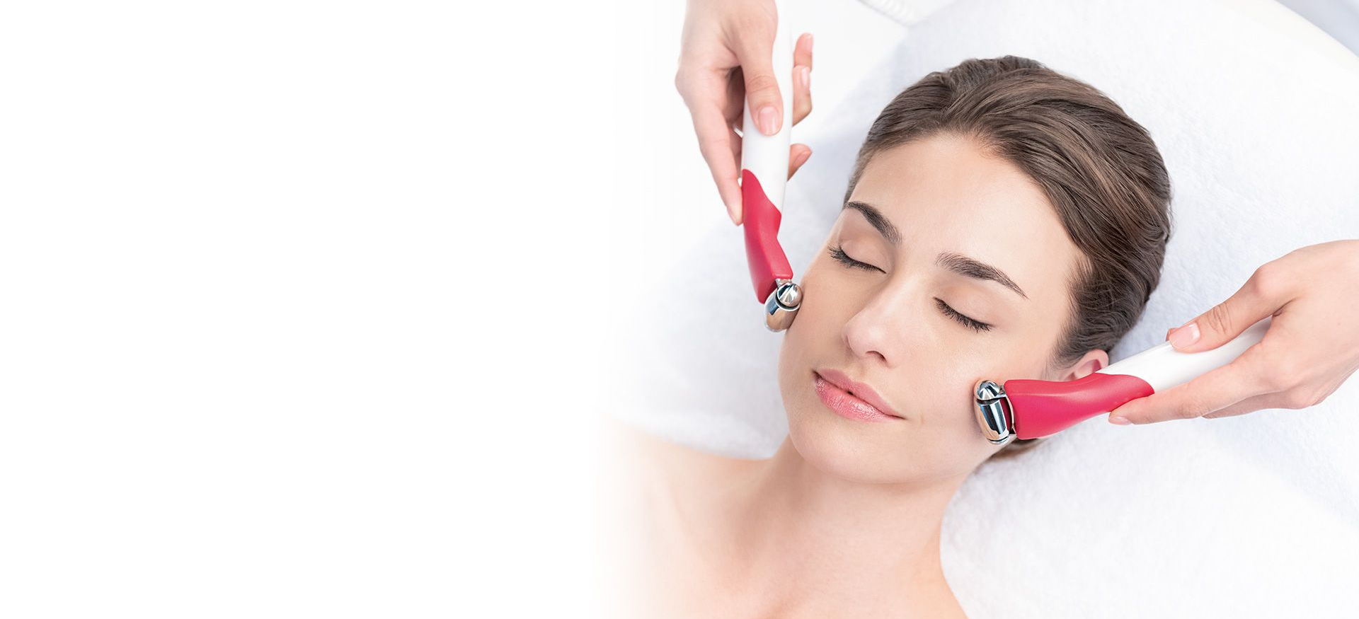 Une femme avec des images pointant vers son visage